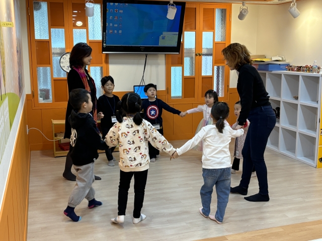 유치부 아이들이 30일 부산 수영구 광안중앙교회에서 마련한 '토마토' 교육 현장에서 원어민과 함께 영어 교육을 듣고 있다.