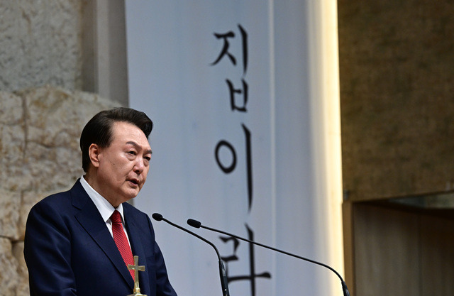 윤석열 대통령이 31일 서울 강동구 명성교회에서 열린 '2024 한국교회 부활절 연합예배'에 참석해 축하 인사를 전하고 있다. 김지훈 기자