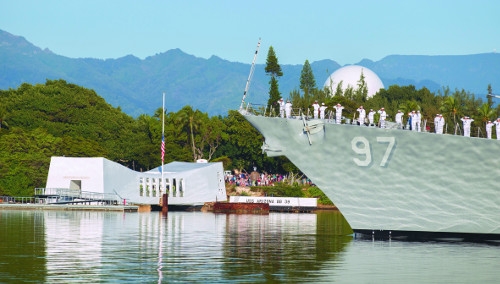 미국 하와이주 호놀룰루 진주만에서 2016년 12월 미 구축함인 USS 할시호에 탑승한 해군들이 애리조나기념관을 지나면서 경례를 하고 있다. 연합뉴스