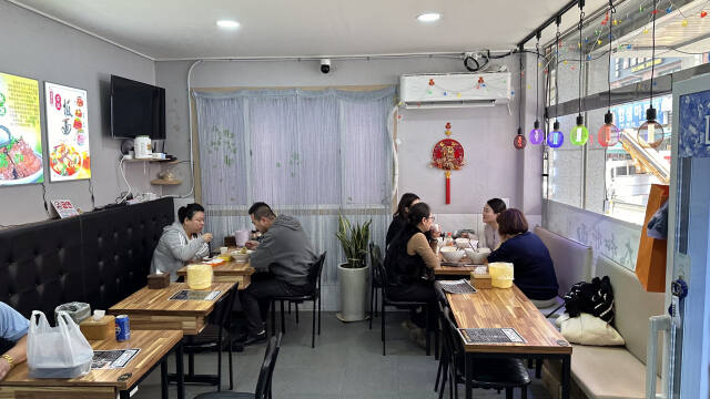 시흥 정왕동에 위치한 식당 '골목양피'에서 손님들이 식사를 하고 있다. 오종민기자