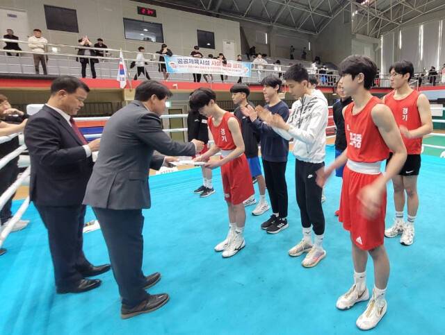 제53회 전국소년체육대회 복싱 도대표선발전 입상 선수들에 대한 시상식이 열리고 있다. 경기도복싱협회 제공