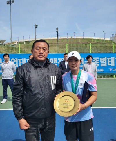 한국실업테니스연맹전 여자 단식 결승서 장수하(한국도로공사)를 꺾고 우승을 차지한 수원시청의 김나리가 시상식 후 기념촬영을 하고 있다. 테니스 코리아 제공