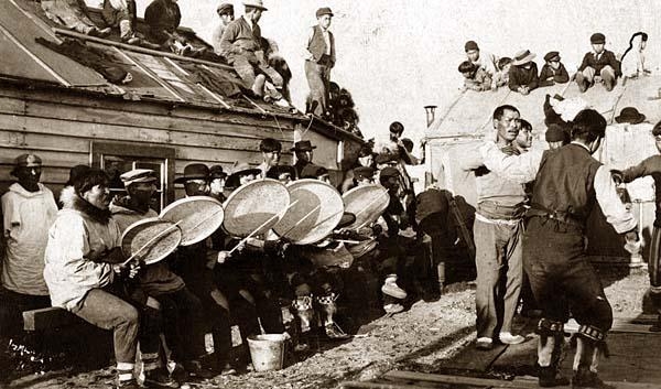“춤추자, 마음이 설렐때까지.” 춤추는 이누이트. 이누이트 중 일부 부족은 파티가 끝난 뒤 아내를 교환하곤 했다. 1900년대 사진.