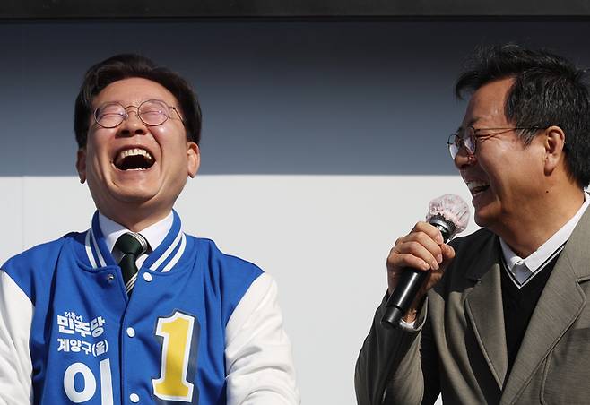 인천계양을에 출마한 더불어민주당 이재명 대표가 31일 계양구 서운동성당 앞에서 배우 이기영씨와 함께 선거 유세를 하다가 웃는 모습. [사진출처=연합뉴스]