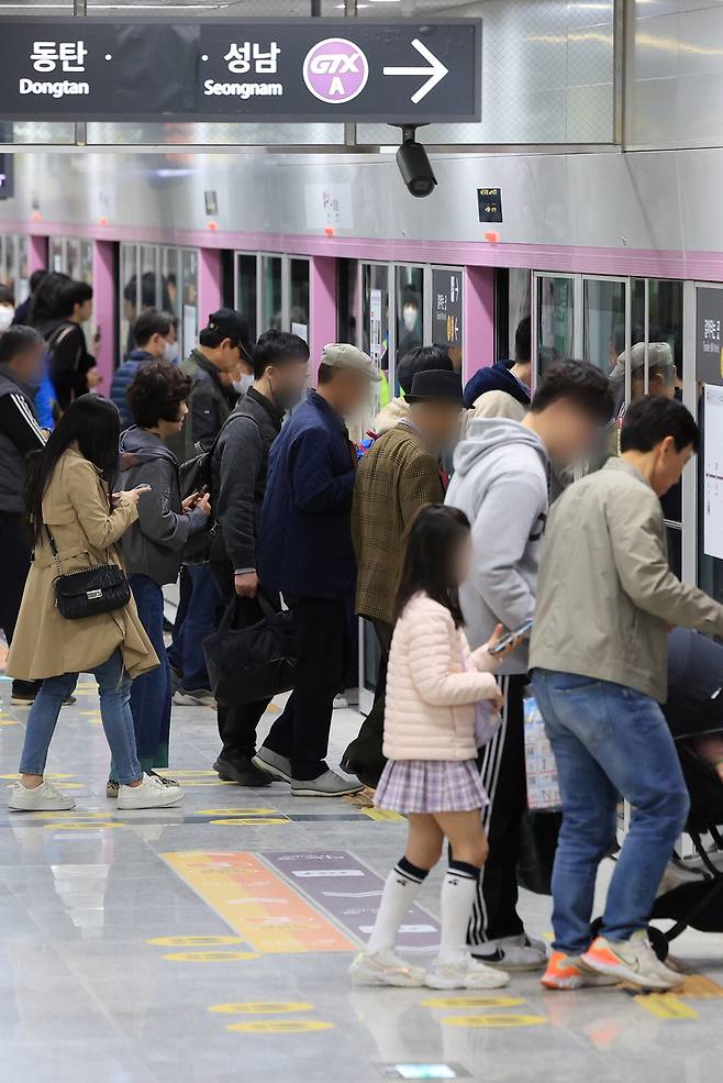 31일 오후 서울 수도권광역급행철도(GTX)-A노선 수서역에서 승객들이 열차에 탑승하고 있다.  연합뉴스