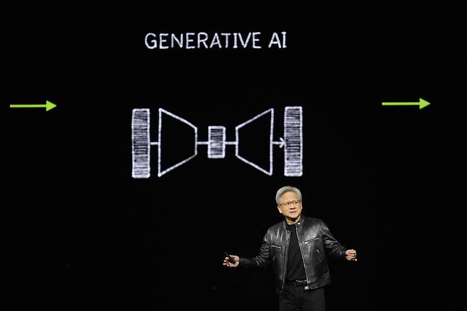 젠슨 황 엔비디아(NVIDIA) CEO가 지난 18일 미국 캘리포니아 새너제이에서 개막한 엔비디아 개발자 콘퍼런스 '엔비디아 GTC'에 참석해 기조연설하고 있다. /AP=뉴시스.