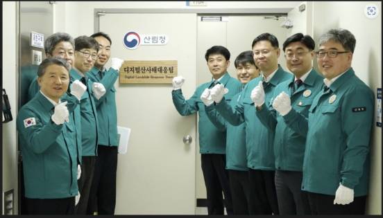 남성현 산림청장(왼쪽 첫번째)이 관련 직원들과 디지털산사태대응팀 현판식을 가진 뒤 산림재난으로부터 인명·재산피해 최소화를 다짐하고 있다./사진제공=산림청