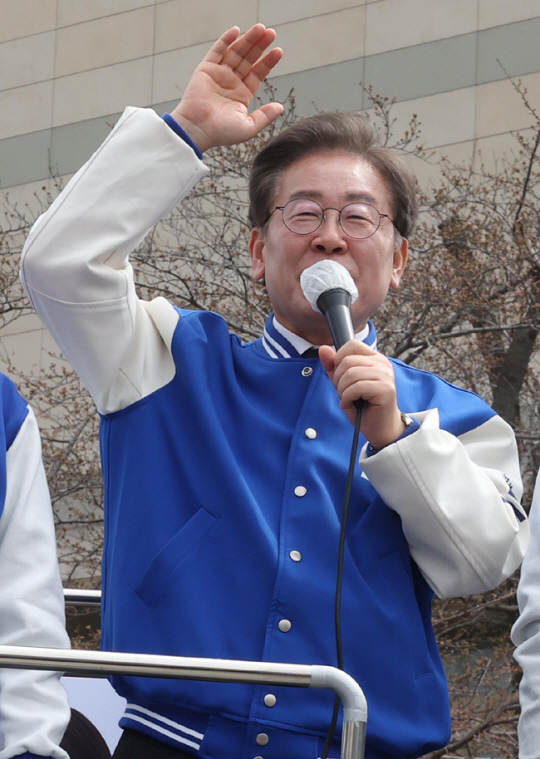 이재명 더불어민주당 대표가 30일 오후 서울 광진구 건대입구 롯데백화점 앞에서 선거 지원 유세를 하고 있다. 뉴시스