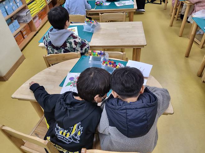 지난달 26일 대구광역시 북구 삼영초등학교에서 초등학교1·2학년 아이들이 늘봄학교 프로그램인 색칠 놀이를 진행하고 있다. 박혜원 기자