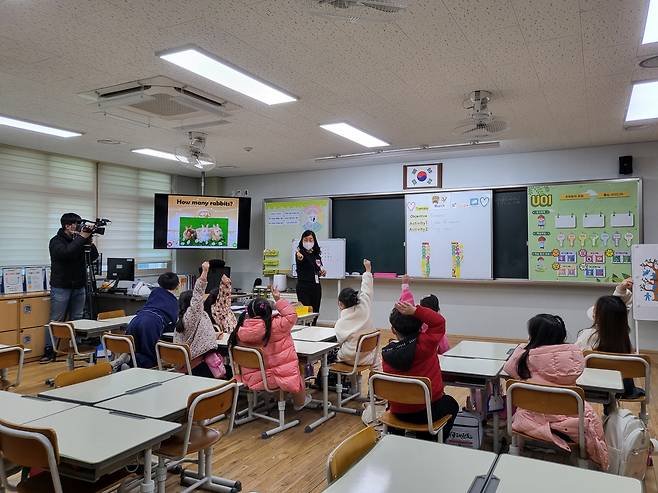삼영초등학교에서 초등학교 1·2학년 학생들이 영어 말하기 늘봄학교 프로그램에 참여하고 있다. 박혜원 기자