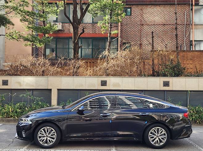 LPG업계가 현재 시범사업을 진행하고 있는 K5 LPG 하이브리드 차량 외관. 김성우 기자