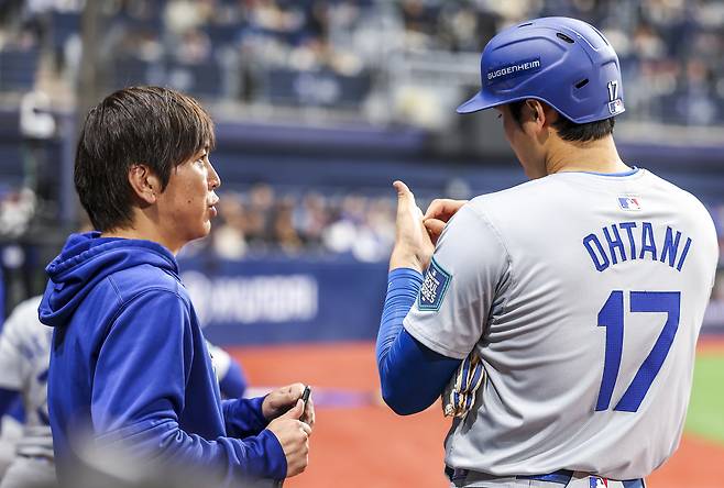 지난 20일 오후 서울 고척스카이돔에서 열린 미국프로야구(MLB) 공식 개막전 LA다저스 대 샌디에이고 파드리스 1차전 경기에서 LA다저스 오타니 쇼헤이와 통역사 미즈하라 잇페이가 대화를 나누고 있다. [연합]