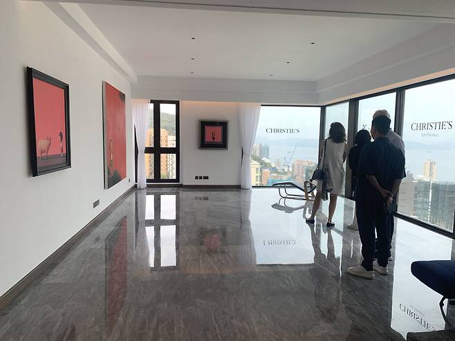 지난 28일 홍콩의 가장 부유한 동네인 웨스트 미드레벨 지역의 고급 아파트 ‘하이 피크’(High Peak) 6층에 열린 리우 예 전시. [홍콩=이정아 기자]