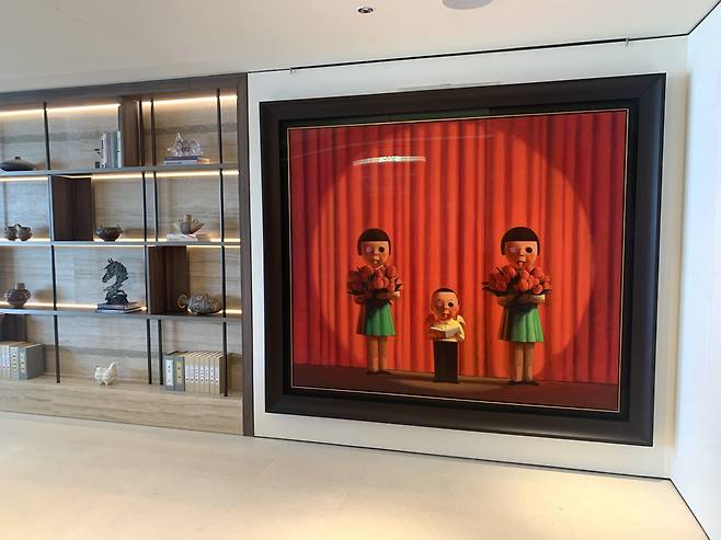 지난 28일 홍콩의 가장 부유한 동네인 웨스트 미드레벨 지역의 고급 아파트 ‘하이 피크’(High Peak) 지상층에 걸린 리우 예 작품. [홍콩=이정아 기자]