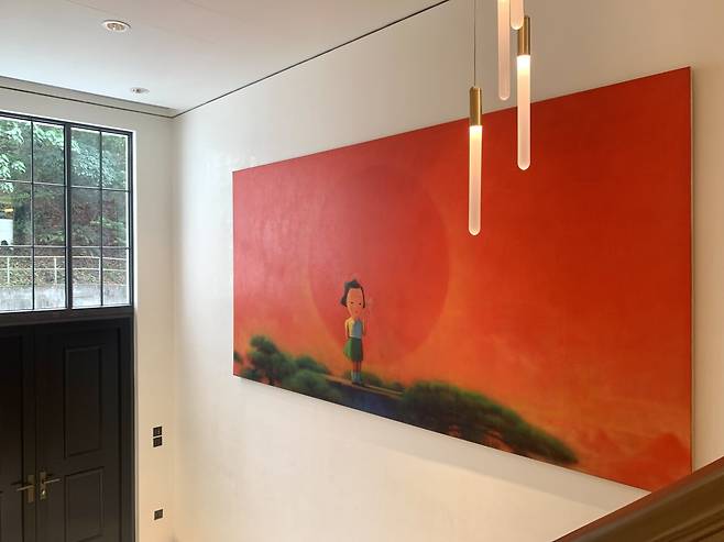 지난 28일 홍콩의 가장 부유한 동네인 웨스트 미드레벨 지역의 고급 아파트 ‘하이 피크’(High Peak) 지상층에 걸린 리우 예 작품. [홍콩=이정아 기자]