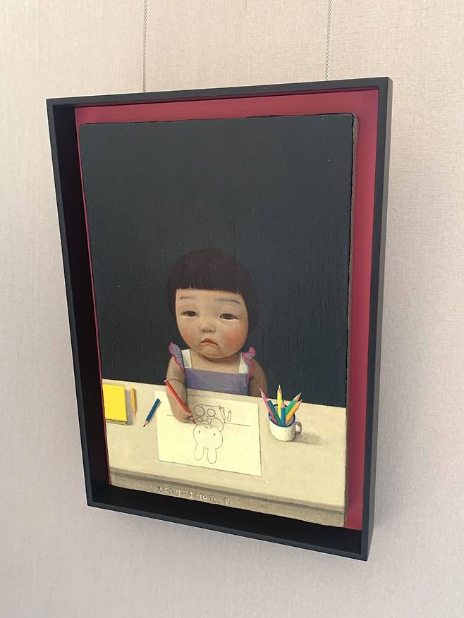 지난 28일 홍콩의 가장 부유한 동네인 웨스트 미드레벨 지역의 고급 아파트 ‘하이 피크’(High Peak) 지상층에 걸린 리우 예 작품. [홍콩=이정아 기자]