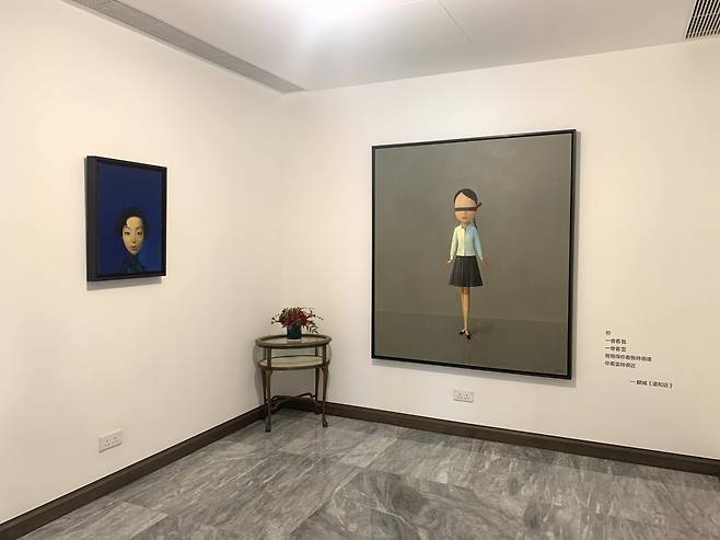 지난 28일 홍콩의 가장 부유한 동네인 웨스트 미드레벨 지역의 고급 아파트 ‘하이 피크’(High Peak) 6층에 걸린 리우 예 작품. [홍콩=이정아 기자]