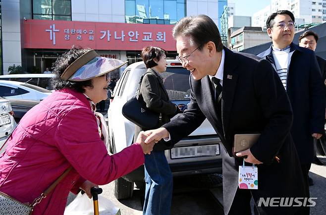 [인천=뉴시스] 이영환 기자 = 제22대 총선 인천 계양을에 출마한 이재명 더불어민주당 대표가 31일 오전 인천 계양구 가나안교회에서 부활절 예배를 마친 후 교인과 인사를 나누고 있다.(공동취재) 2024.03.31. photo@newsis.com