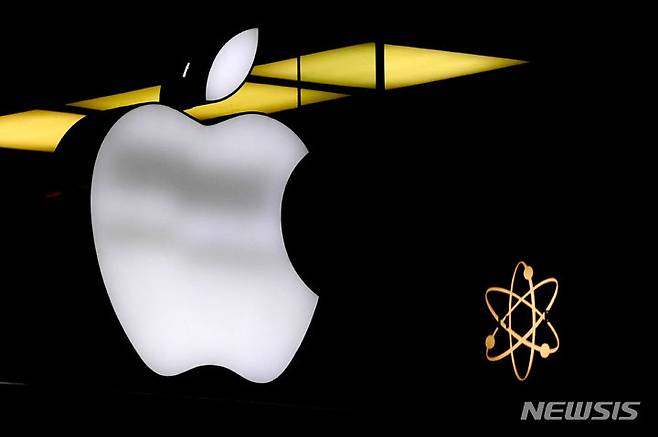 [뮌헨=AP/뉴시스]독일 뮌헨의 한 애플스토어에 애플 로고가 전시돼있다. 2023.11.13.