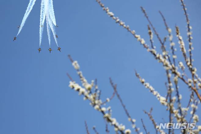 [서울=뉴시스] 김근수 기자 = 공군 특수비행팀 블랙이글스가 31일 오후 서울 여의도 윤중로 인근에서 여의도 봄꽃축제 축하 에어쇼를 펼치고 있다. 2024.03.31. ks@newsis.com