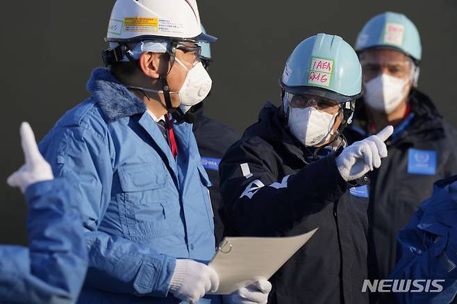 [후쿠시마=AP/뉴시스]라파엘 그로시 국제원자력기구(IAEA) 사무총장(가운데 검정색 옷)이 지난 13일 일본 도쿄전력이 운영하는 후쿠시마현 소재 후쿠시마 제1 원자력발전소에서 오염수(일본 정부 명칭 처리수) 해양 방류 시설을 시찰하고 있다. 2024.03.14.