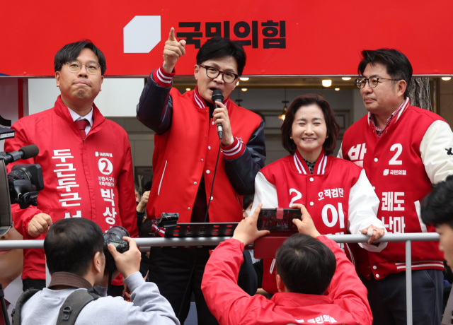 ▲국민의힘 한동훈 비상대책위원장이 30일 인천 서구에서 박상수 후보 지원 유세를 하고 있다. 왼쪽부터 박상수 후보, 한 위원장, 이행숙, 박종진 후보. ⓒ연합뉴스