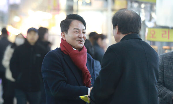 국민의힘 원희룡 공동선거대책위원장이 지역구인 인천 계양을에서 유권자들과 만나 지지를 호소하고 있다. 원희룡 후보 선거캠프 제공