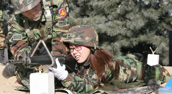 한 여성 예비군이 경기 성남시 분당구 55사단 산하 한 군부대 연병장에서 사격훈련을 하고 있다. 서울신문 DB