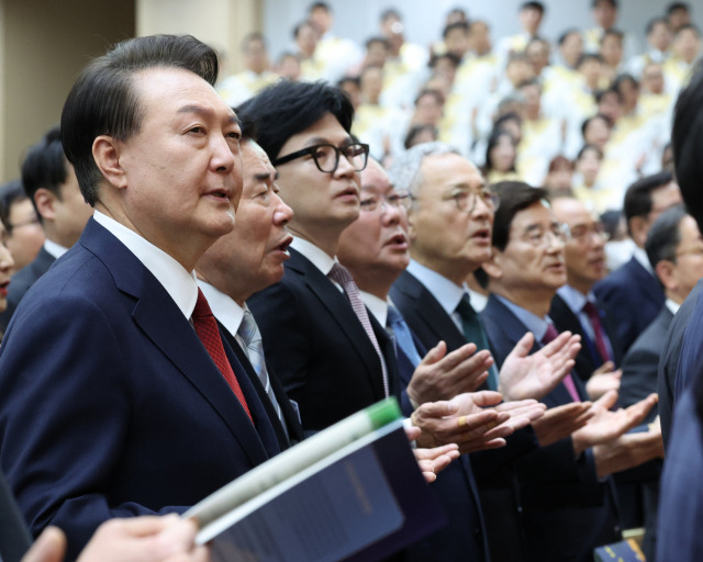 윤석열 대통령이 부활절인 31일 서울 강동구 명성교회에서 열린 ‘2024 한국 교회 부활절 연합 예배’에 참석해 김진표(왼쪽 두 번째부터) 국회의장, 한동훈 국민의힘 비상대책위원장, 김부겸 더불어민주당 상임 공동선거대책위원장과 찬송가를 부르고 있다. 연합뉴스