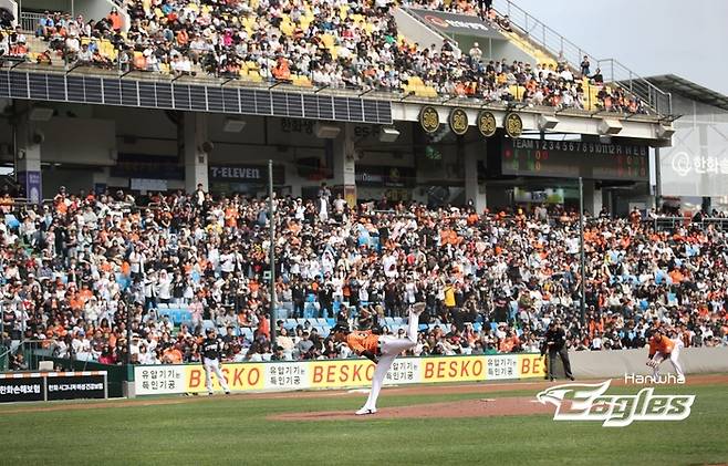 황준서가 31일 대전 KT전에 선발 등판해 힘껏 투구하고 있다.  한화 제공