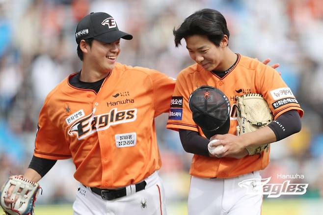 한화 신인 좌완 황준서가 31일 대전 한화생명이글스파크에서 열린 2024 KBO리그 KT와의 홈 경기에서 투구를 마친 뒤 노시환의 격려를 받고 있다. 황준서는 이날 5이닝 3피안타 1피홈런 2사구 5탈삼진 1실점으로 기대 이상의 피칭을 해주면서 고졸 신인 데뷔전 데뷔승 감격을 누렸다. 한화는 14-3으로 대승하면서 7연승을 달렸다. 한화 이글스