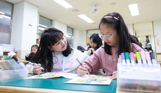 (대구=연합뉴스) 지난 26일 대구 삼영초등학교에서 1학년 학생들이 늘봄교실에 참여해 색칠을 하고 있다. [교육부 제공]