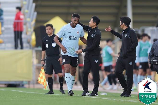 골 넣은 에드가 격려하는 대구의 최원권 감독 [한국프로축구연맹 제공. 재판매 및 DB 금지]