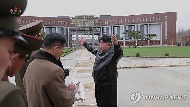 북한 김정은, 당 중앙간부학교 건설현장 현지지도 (서울=연합뉴스) 김정은 북한 국무위원장이 새로 짓고 있는 노동당 중앙간부학교 건설 현장을 현지지도했다고 조선중앙TV가 31일 보도했다. 2024.3.31 
    [국내에서만 사용가능. 재배포 금지. For Use Only in the Republic of Korea. No Redistribution] nkphoto@yna.co.kr