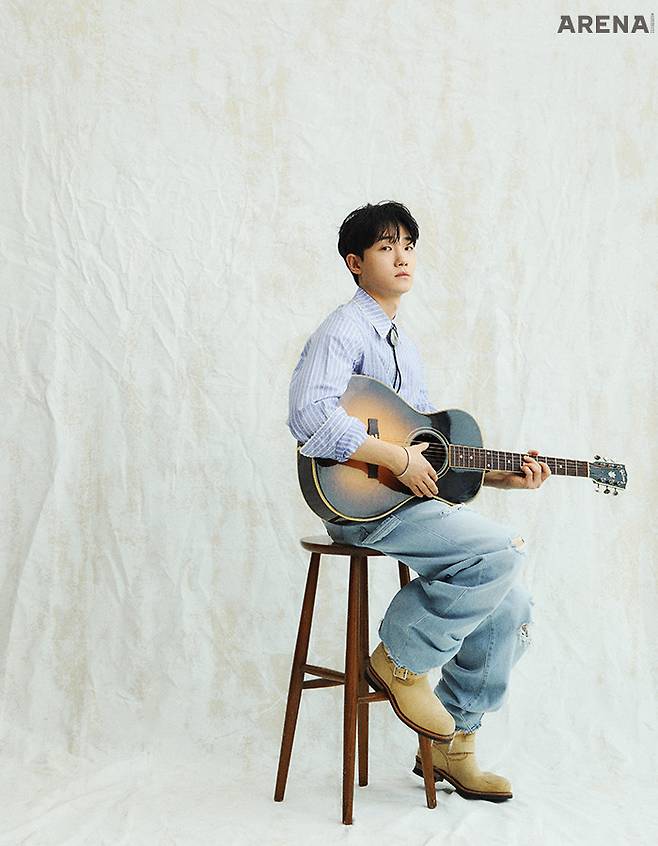 셔츠 잉크, 팬츠 리바이스×ERL, 슈즈 레드윙, 볼로 타이·브레이슬릿 모두 스타일리스트 소장품.