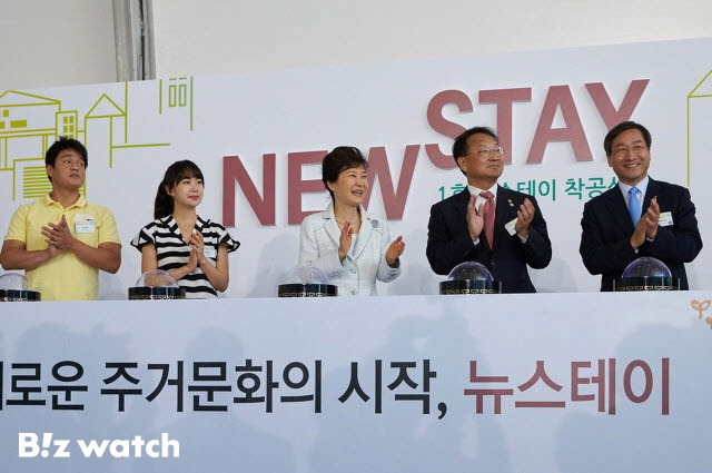 2015년 9월, 당시 박근혜 대통령(가운데)이 인천 도화지구에 짓는 첫 기업형 임대주택(뉴스테이) 'e편한세상 도화' 착공식에 참석해 행사 중 손뼉을 치고 있다. /사진=비즈워치 DB(당시 청와대 제공),