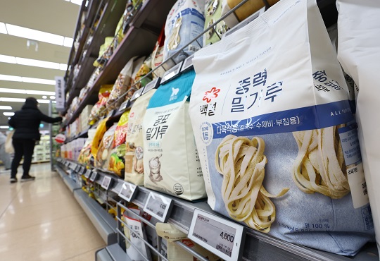 지난달 20일 서울 시내 한 대형마트에 밀가루 제품들이 진열돼 있다. 사진=뉴시스