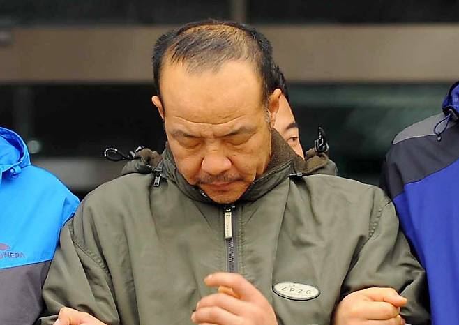 수원 토막살인 사건의 피의자 오원춘(42)이 10일 오전 검찰로 송치되기 위해 경기 수원 남부경찰서를 나서고 있다. (사진=뉴스1)