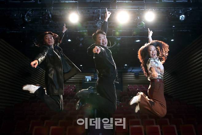 ‘제6회 서울 탭댄스 페스티벌’에 참여하는 김길태(가운데) 예술감독과 탭댄서 박용갑(왼쪽), 박지혜가 지난 27일 서울 마포구 마포아트센터에서 가진 이데일리와의 인터뷰에 앞서 포즈를 취하고 있다. (사진=노진환 기자)