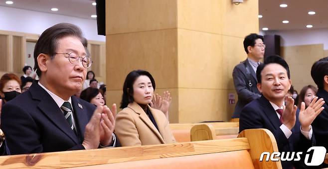 제22대 총선 인천 계양을에 출마한 이재명 더불어민주당 대표와 원희룡 국민의힘 계양을 후보가 31일 오전 인천 계양구 가나안교회에서 열린 부활절 예배에서 손뼉치고 있다. (공동취재) 2024.3.31/뉴스1 ⓒ News1 임세영 기자