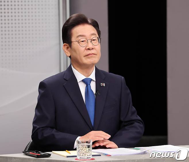 이재명 더불어민주당 인천 계양을 후보가 1일 오후 경기 부천시 OBS 경인TV에서 진행된 제22대 국회의원선거 인천 계양을 후보자 토론회를 준비하고 있다. 2024.4.1/뉴스1 ⓒ News1 국회사진취재단