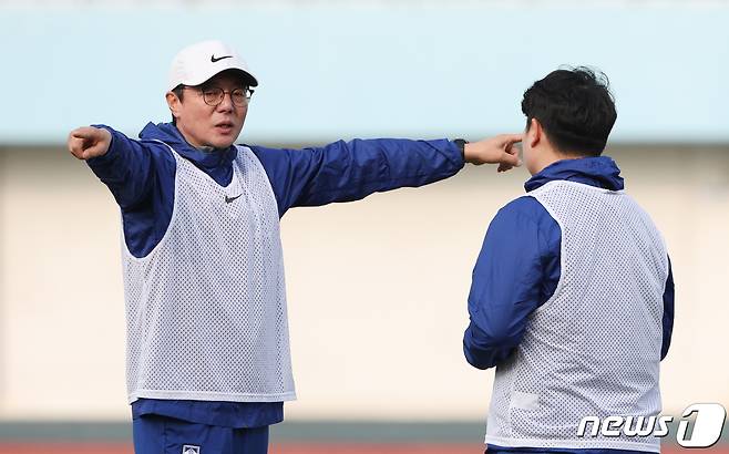 황선홍 대한민국 올림픽 축구대표팀 감독이 1일 오후 이천 부발읍 이천시종합운동장에서 2024 아시아축구연맹(AFC) U23 아시안컵을 앞두고 열린 훈련에서 코치진과 대화를 하고 있다. 2024.4.1/뉴스1 ⓒ News1 이재명 기자