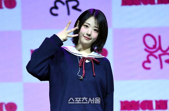 QWER 히나가 1일 서울 마포구 예스24 원더로크홀에서 열린 미니 1집 ‘MANITO’(마니또) 발매 기념 미디어 쇼케이스에서 포토타임을 갖고 있다. 2024. 4. 1.최승섭기자 thunder@sportsseoul.com