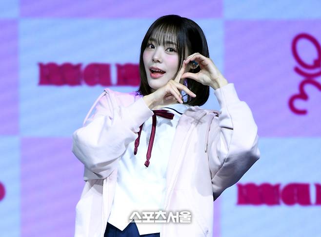 QWER 시연이 1일 서울 마포구 예스24 원더로크홀에서 열린 미니 1집 ‘MANITO’(마니또) 발매 기념 미디어 쇼케이스에서 포토타임을 갖고 있다. 2024. 4. 1.최승섭기자 thunder@sportsseoul.com