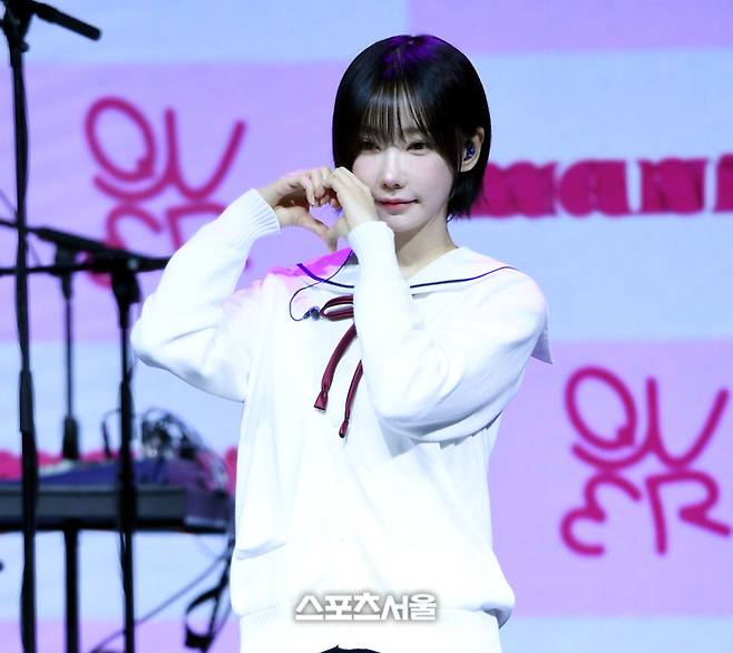 QWER 마젠타가 1일 서울 마포구 예스24 원더로크홀에서 열린 미니 1집 ‘MANITO’(마니또) 발매 기념 미디어 쇼케이스에서 포토타임을 갖고 있다. 2024. 4. 1.최승섭기자 thunder@sportsseoul.com