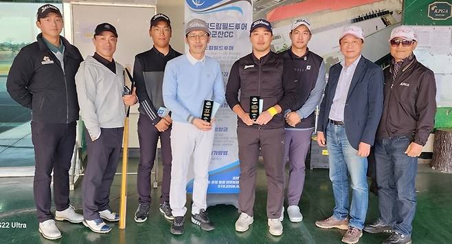 2년 만에 재개한 드림필드투어 참가자들이 지난달 31일 군산CC에서 2024시즌 1회 대회를 마치고 기념촬영하고 있다. 사진 | 리앤브라더스