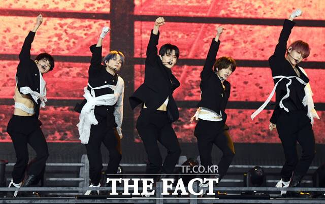 [더팩트ㅣ이새롬 기자] 그룹 투모로우바이투게더(TXT)가 1일 오후 서울 성북구 고려대학교 화정체육관에서 열린 미니 6집 '미니소드 3 : 투모로우(minisode 3: TOMORROW)' 발매 기념 쇼케이스에서 타이틀곡 '데자뷔(Deja Vu)' 공연을 펼치고 있다.