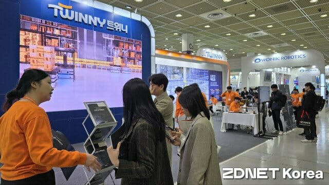 지난달 27일 서울 삼성동 코엑스에서 열린 ‘2024 스마트공장·자동화산업전(Automation World 2024)’에서 관람객들이 자율주행로봇 전문업체인 트위니 부스를 둘러보고 있다.
