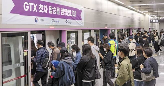 31일 경기도 화성시 동탄역에서 시민들이 광역급행철도(GTX)-A를 줄지어 타고 있다. GTX-A 요금은 SRT의 60% 수준이고, 서울·경기도 대중교통과 환승 할인도 가능하다. /김지호 기자