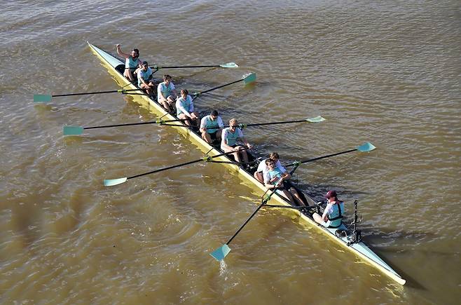지난달 30일(현지시각) 영국 런던 템스 강에서 열린 제169회 조정경기에 참가한 선수들. /AP연합뉴스